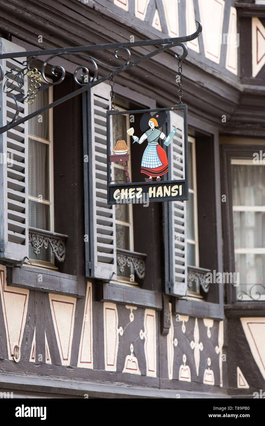 Francia, Haut Rhin, Route des Vins d'Alsace, Colmar, shop segno e la facciata di una casa tradizionale Foto Stock