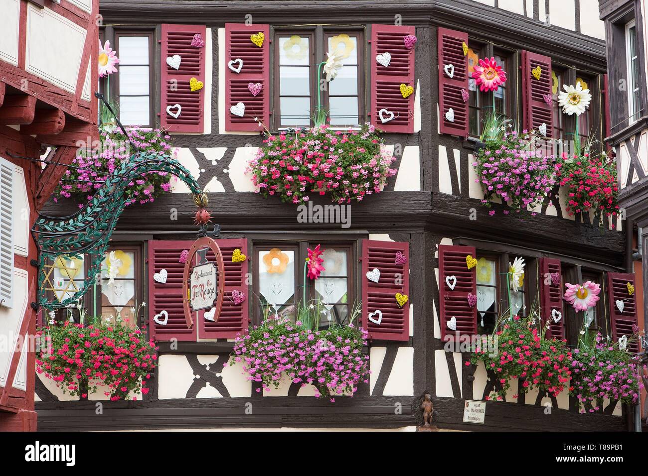 Francia, Haut Rhin, Route des Vins d'Alsace, Colmar, facciata di una casa tradizionale che ospita il negozio Aux Vieux Pignons situato in Marchands Street Foto Stock