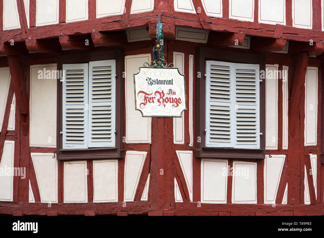 Francia, Haut Rhin, Route des Vins d'Alsace, Colmar, facciata di una casa tradizionale che ospita il ristorante Le Fer Rouge situato in Marchands Street Foto Stock