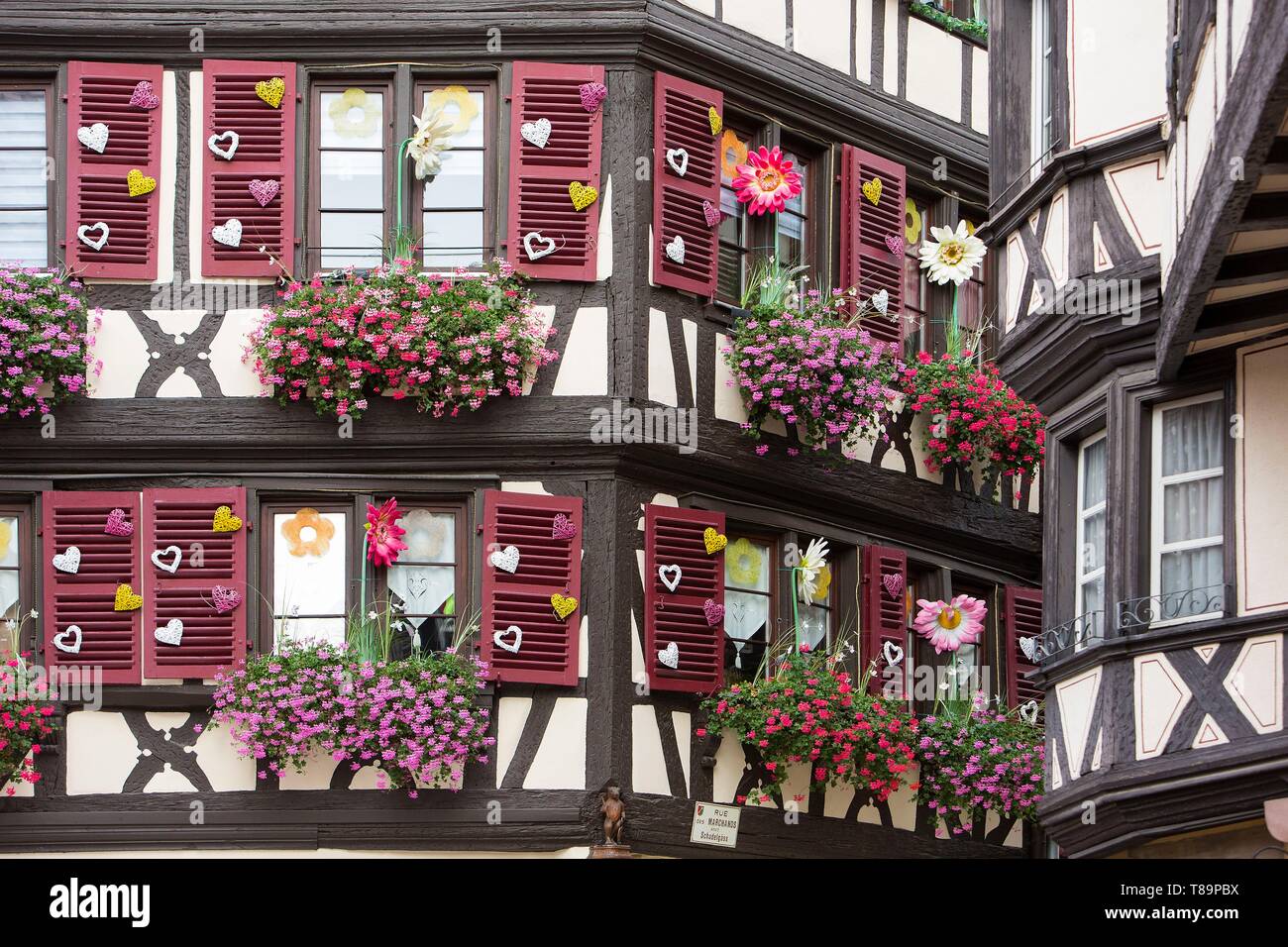 Francia, Haut Rhin, Route des Vins d'Alsace, Colmar, facciata di una casa tradizionale che ospita il negozio Aux Vieux Pignons situato in Marchands Street Foto Stock