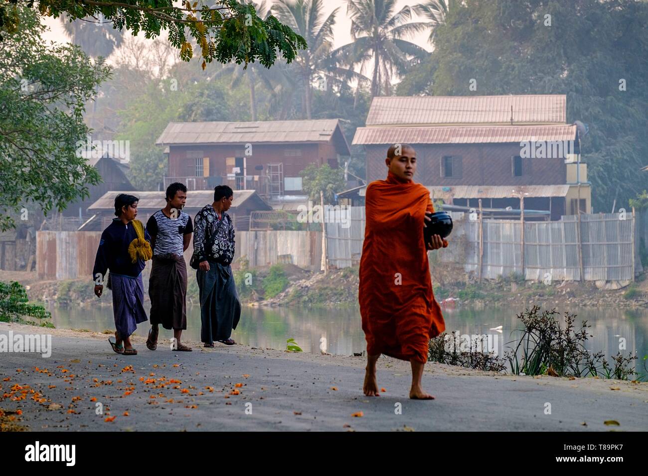 Myanmar Mandalay, Shwe in Bin Monastero, monaco raccolta per la carità Foto Stock