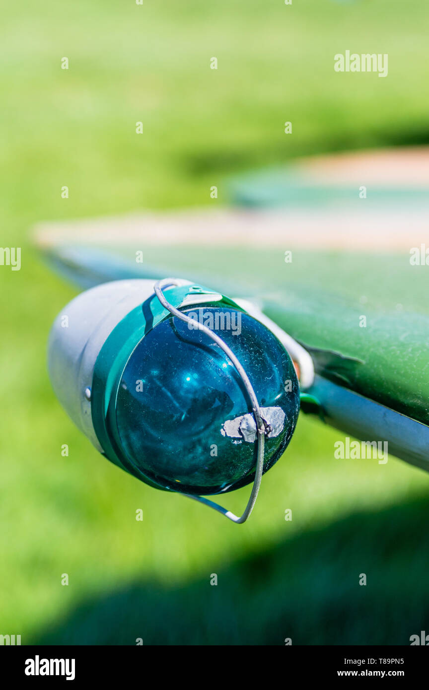 Vendemmia verde sul lato destro di navigazione aerea lampadina della luce sulla fine del piccolo aereo ala. Foto Stock