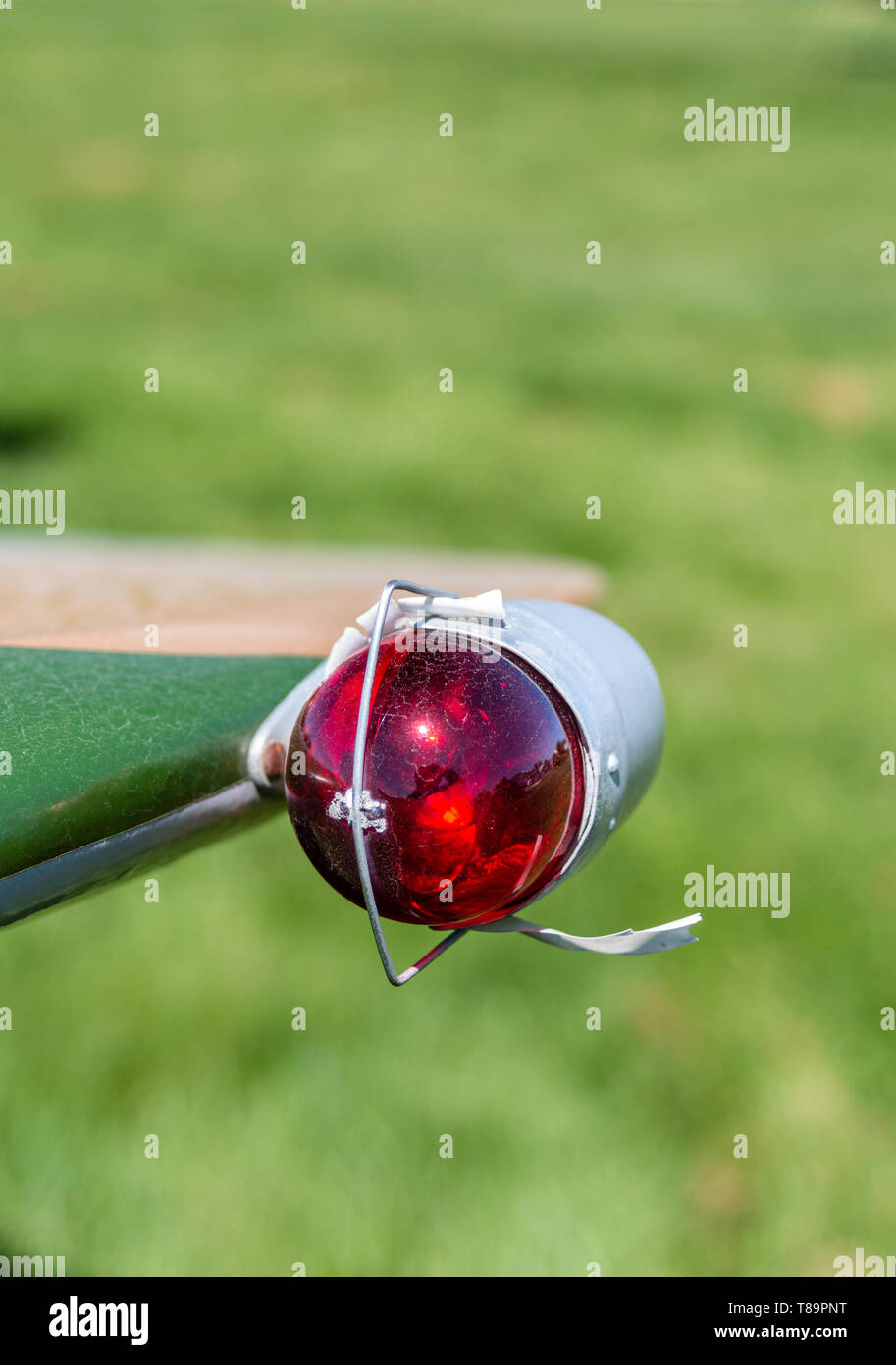 Vintage rosso sul lato sinistro di navigazione aerea lampadina in clip sulle estremità di punta ala. Foto Stock