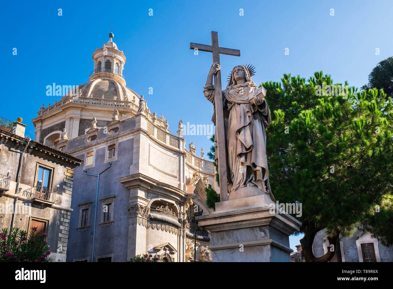 L'Italia, Sicilia, Catania, città barocca elencati come Patrimonio Mondiale dell'UNESCO, Piazza del Duomo, Statua della fede e la Badia di Sant'Agata chiesa Foto Stock