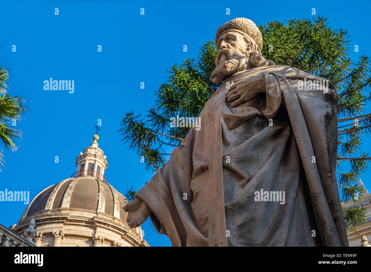 L'Italia, Sicilia, Catania, città barocca elencati come Patrimonio Mondiale dell'UNESCO, Piazza del Duomo, Statua della cattedrale di Sant'Agata e la cupola della Badia di Sant'Agata chiesa Foto Stock