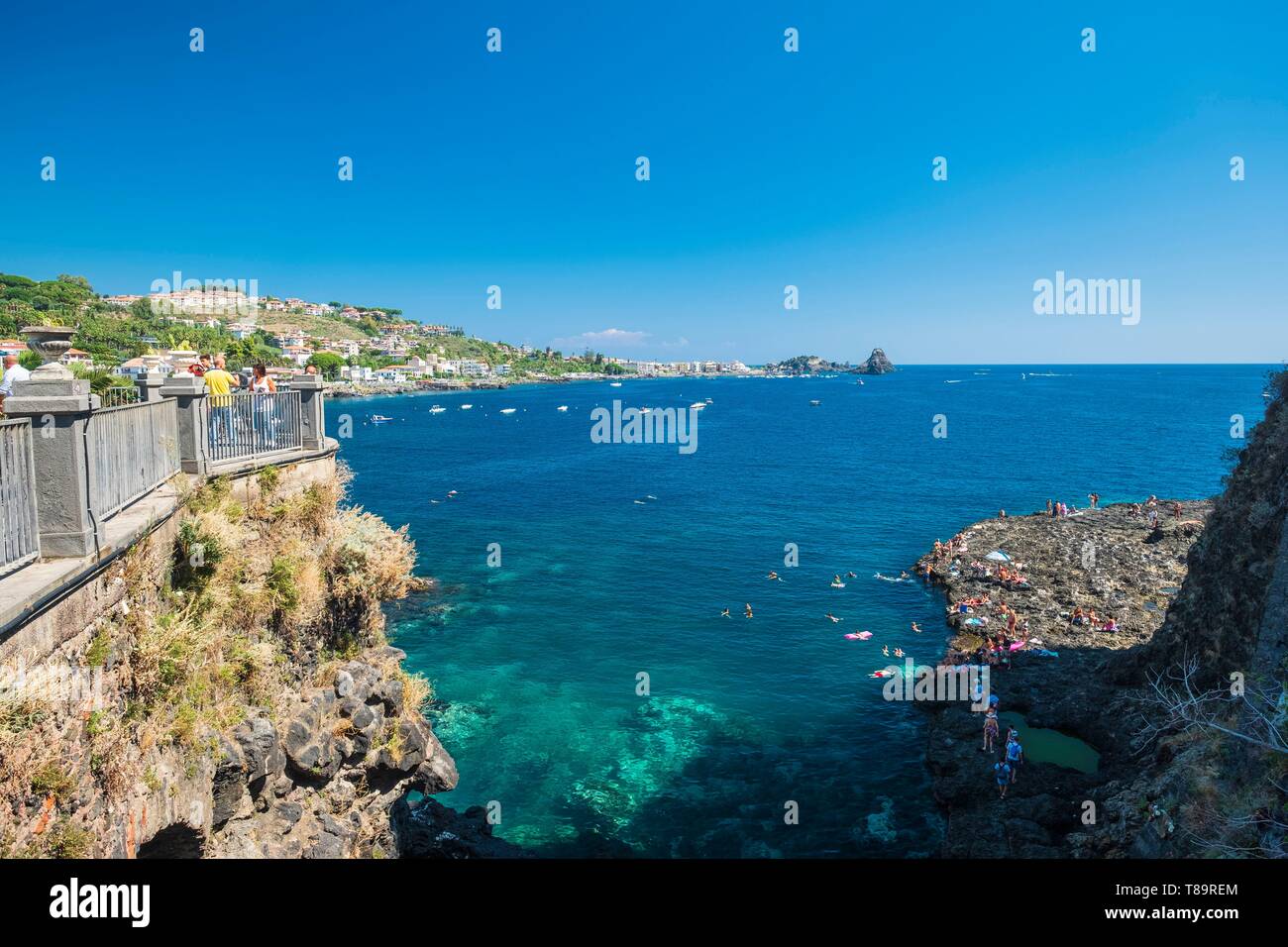 L'Italia, sicilia, Aci Castello, poco searesort della costa ionica Foto Stock