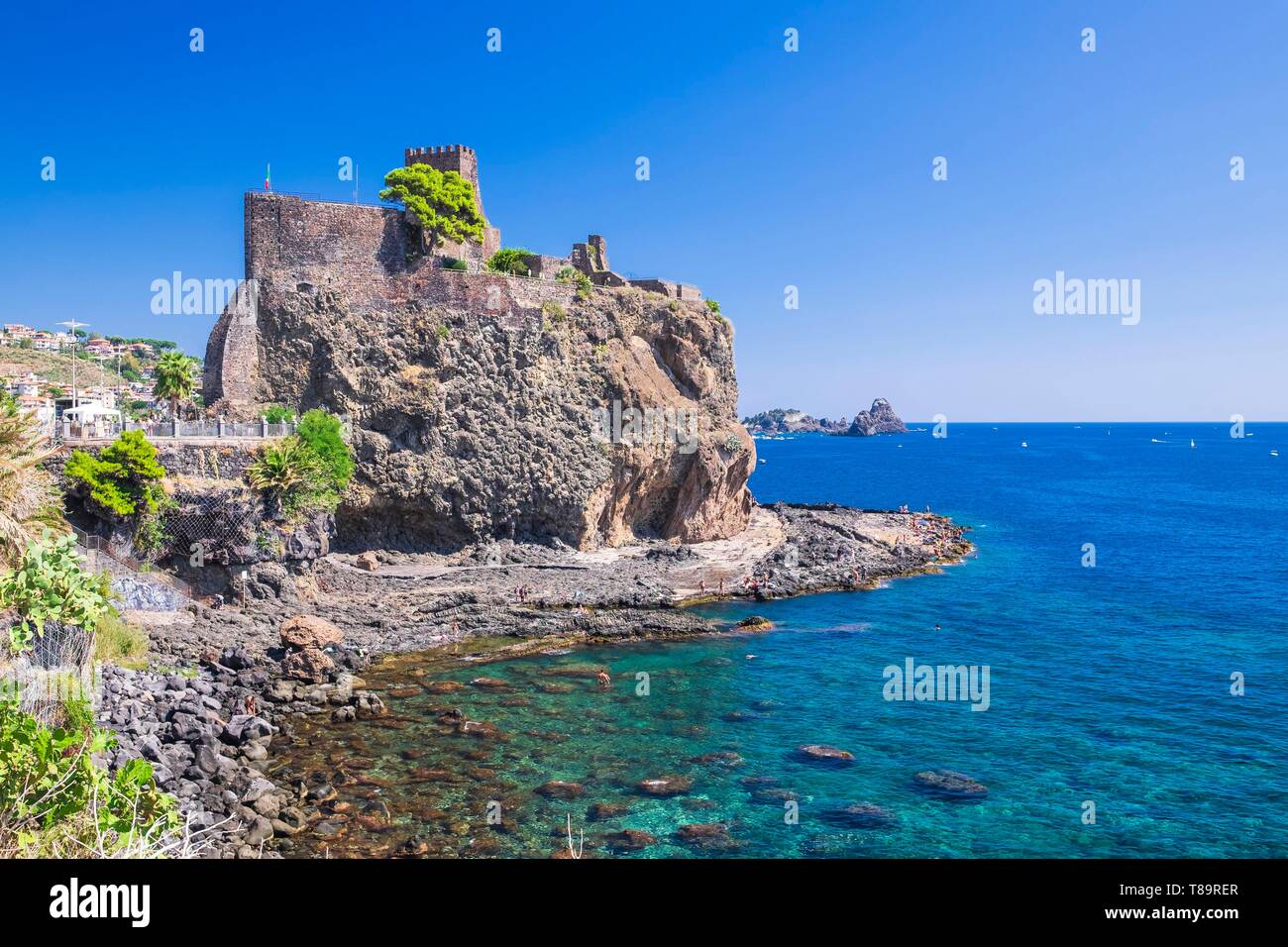 L'Italia, sicilia, Aci Castello, il castello di Aci di origine bizantina ristrutturato dai Normanni su uno sperone roccioso proteso verso il mare Foto Stock