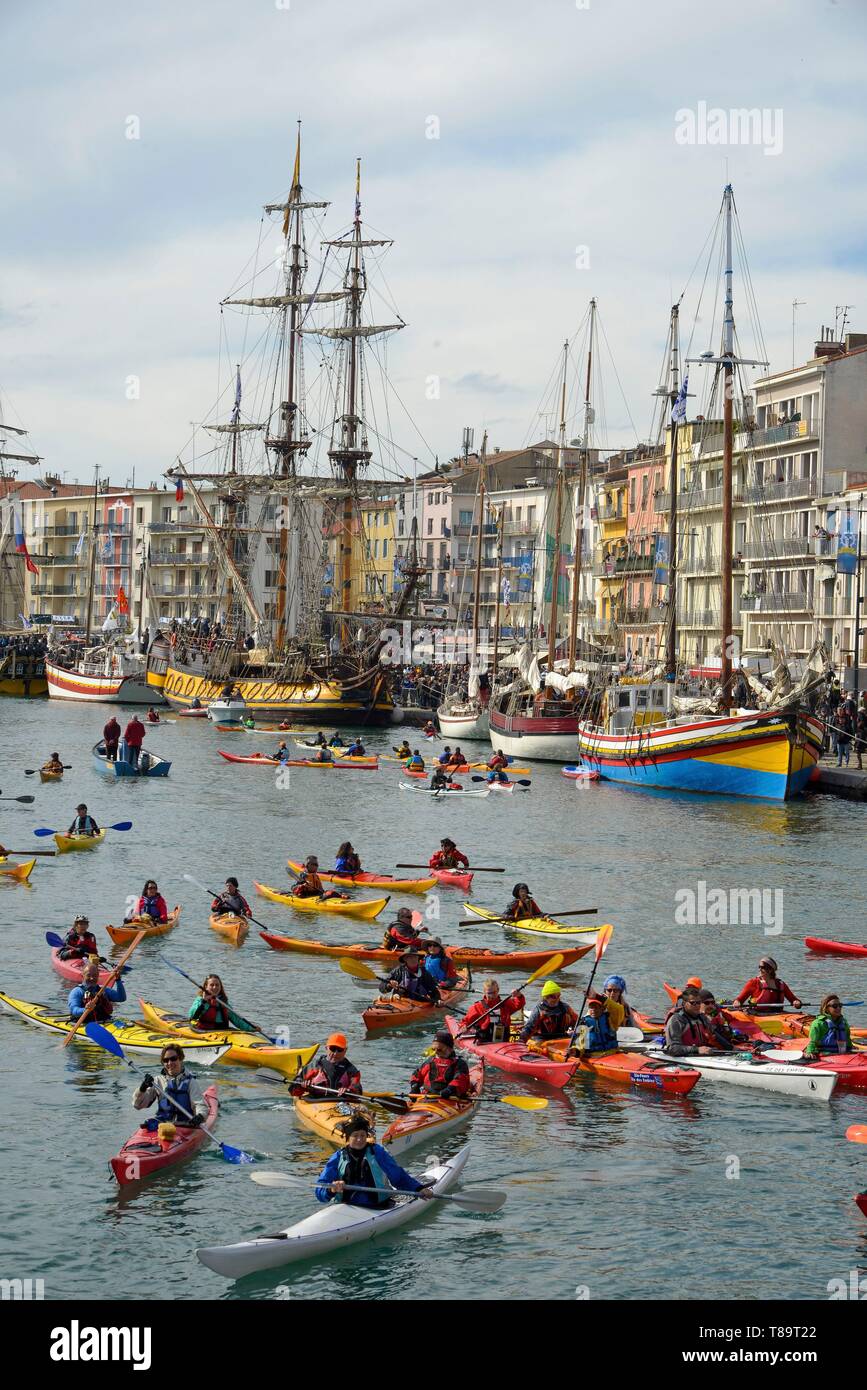 Francia, Herault, Sete, Escale una sete Festival, Festa delle tradizioni marinare, gara di kayak nel volto di un flotille delle barche a vela Foto Stock