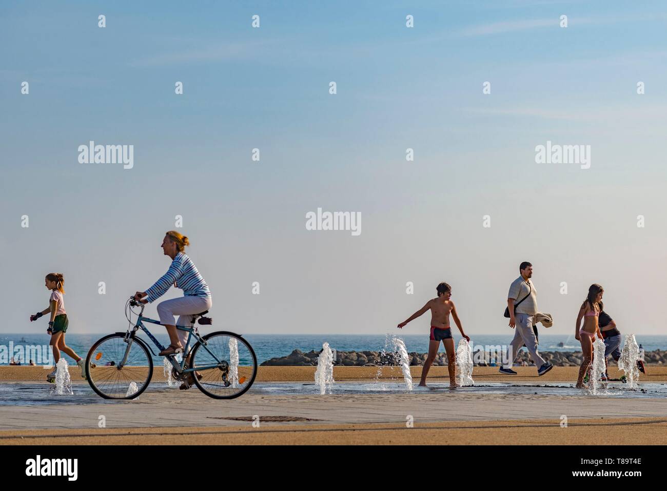 Francia, Herault, Sete, Roger Thérond Esplanade, va e viene da pedoni e da Walkers circa (getti d'acqua Foto Stock