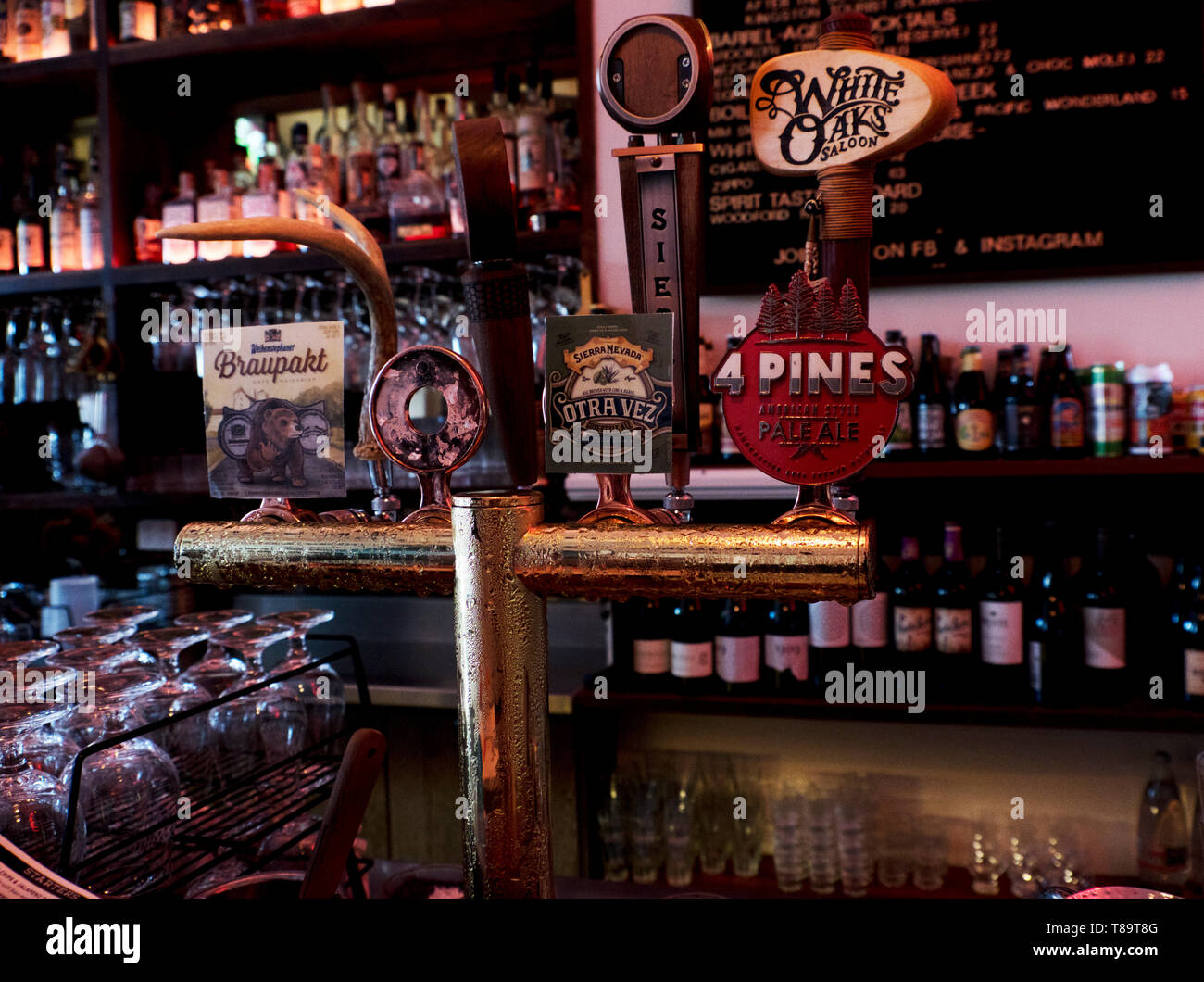 Birra fredda tocca contemplati nella condensa in un bar. Foto Stock