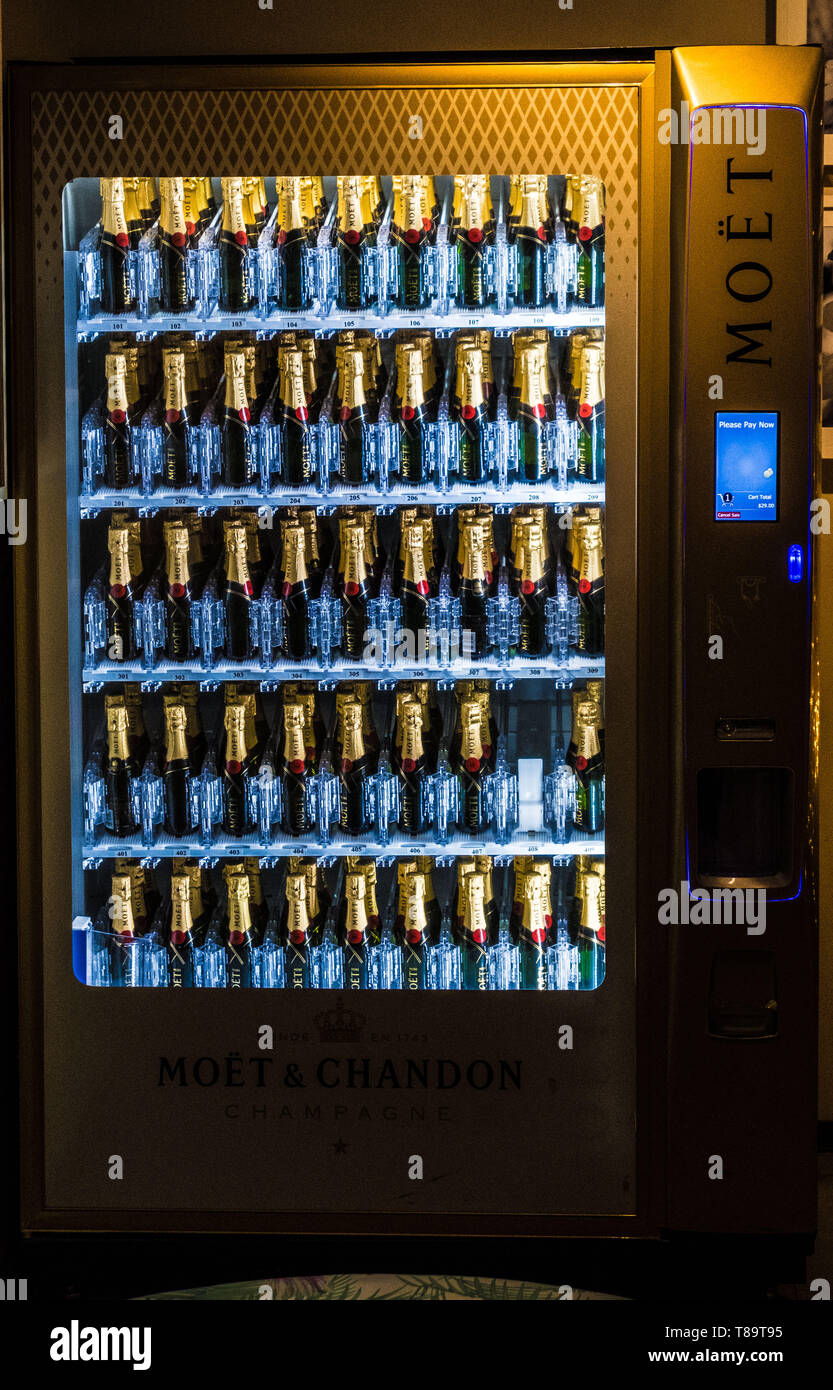 Champagne fridge immagini e fotografie stock ad alta risoluzione - Alamy