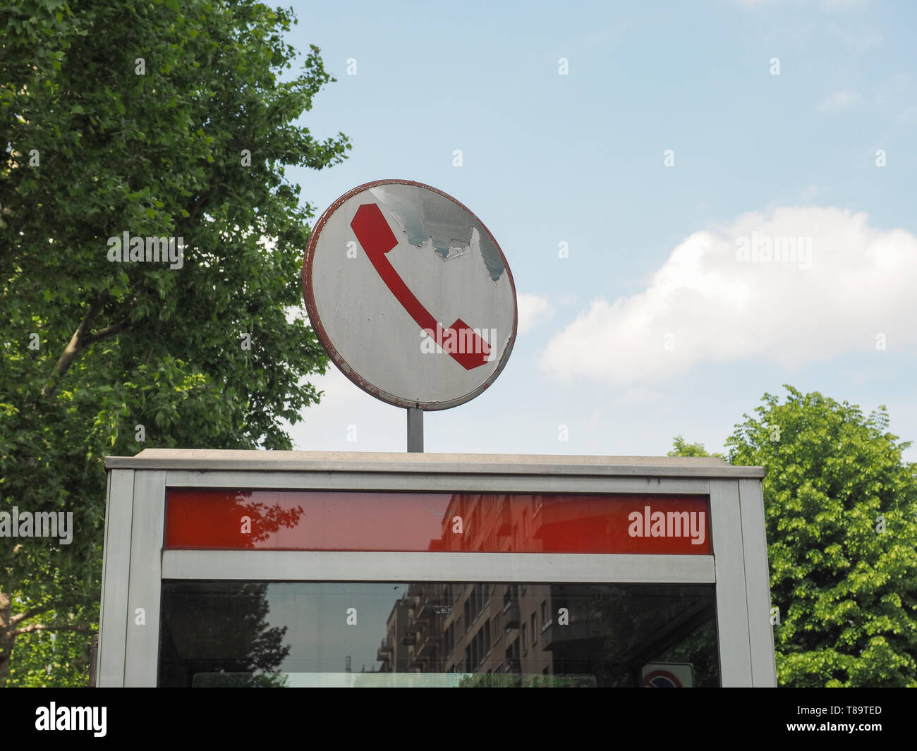 Torino, Italia - CIRCA NEL MAGGIO 2019: Vintage Telecom telefono rosso scatole Foto Stock