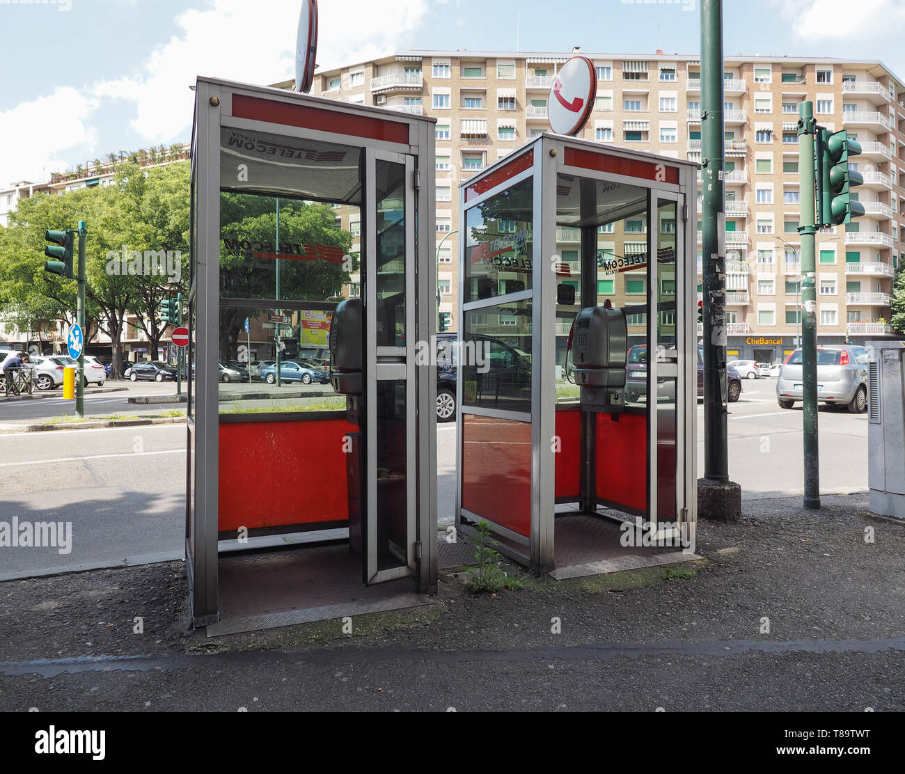 Torino, Italia - CIRCA NEL MAGGIO 2019: Vintage Telecom telefono rosso scatole Foto Stock