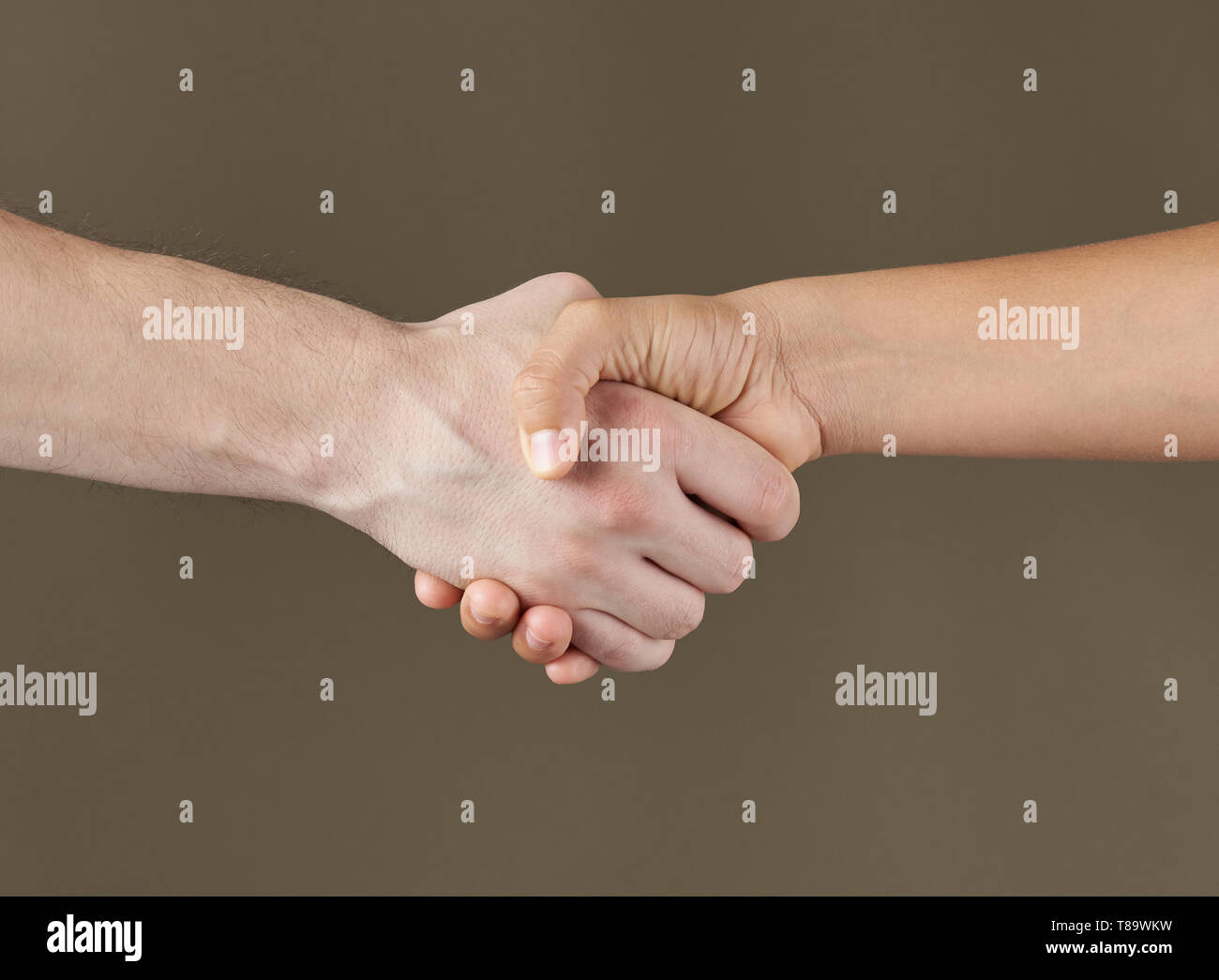 Agitare le mani closeup. Accordo o Realizzazione concetto. La chiusura di una trattativa handshake. Foto Stock