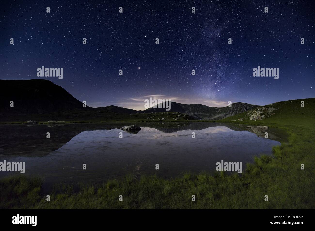 Francia, Alpes Maritimes, il Parco Nazionale del Mercantour, Haute Vésubie, Madone de Fenestre valle, bivacco a bordo del Prals laghi (2280 m), la notte stellata, la Via Lattea e il pianeta Marte Foto Stock