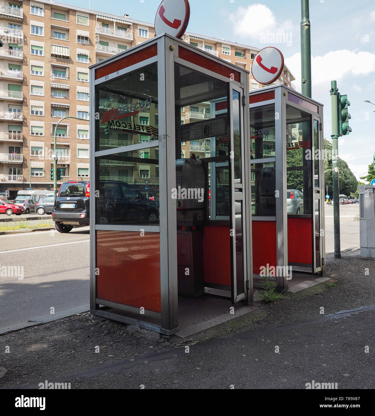 Torino, Italia - CIRCA NEL MAGGIO 2019: Vintage Telecom telefono rosso scatole Foto Stock