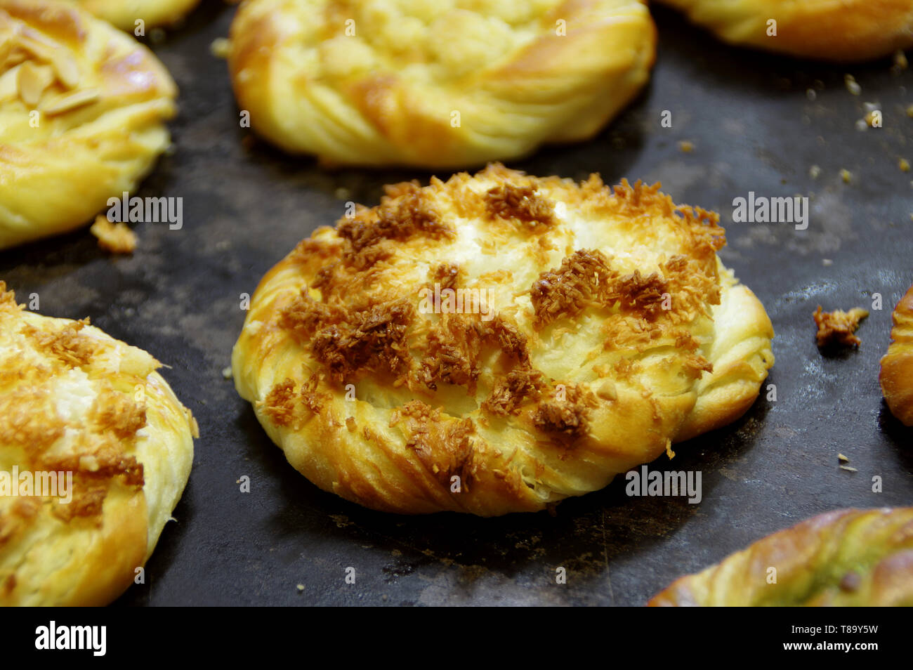 Un cocco fresco bun su un vassoio da forno Foto Stock