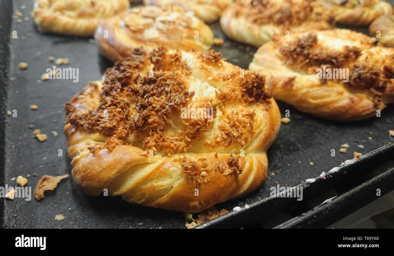 Un cocco fresco bun su un vassoio da forno Foto Stock