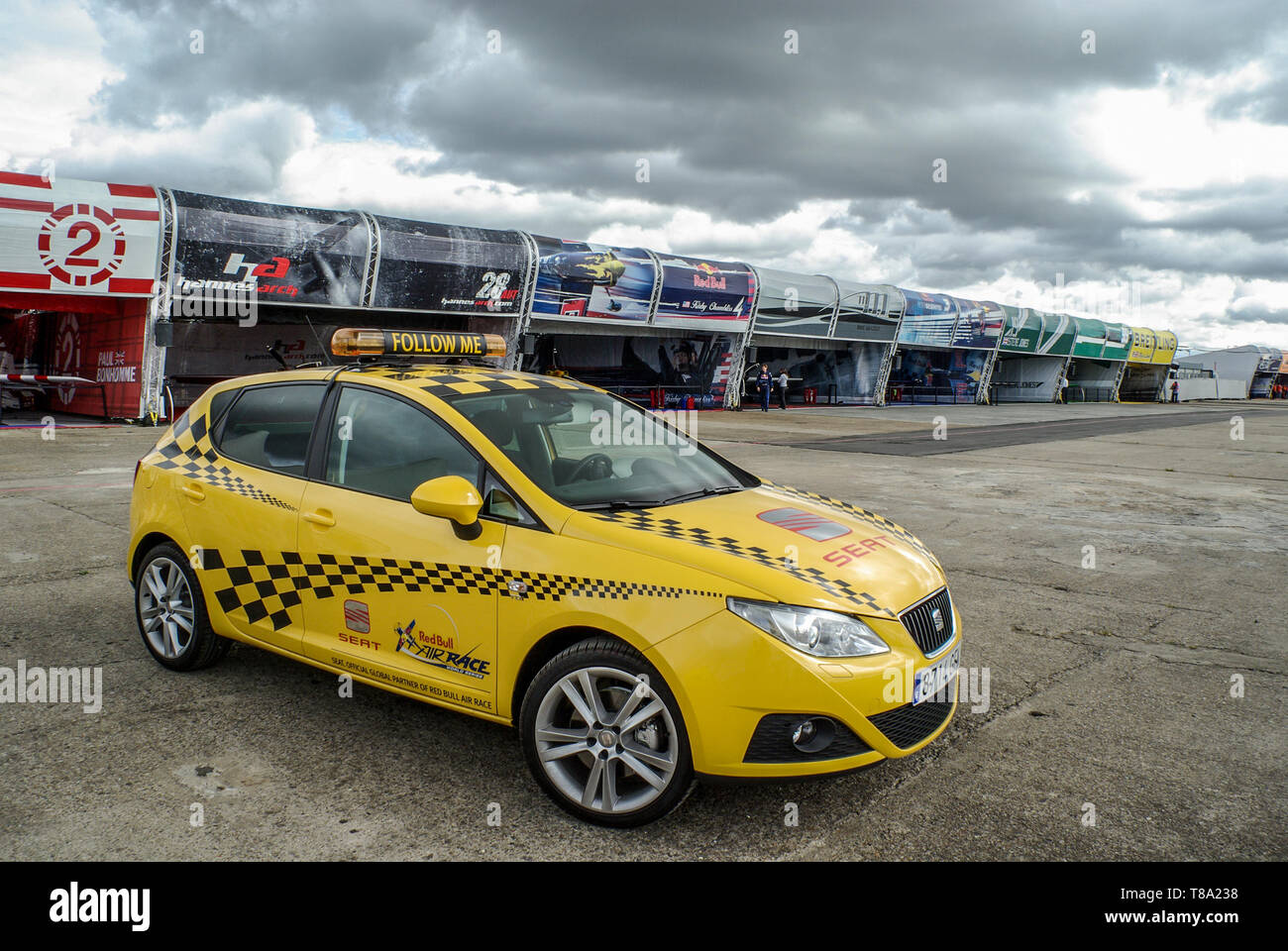 Seat Ibiza Follow Me auto presso la Red Bull Air Race box con gara hangar aereo al di là dei piani. Londra round della Air Race Series. Sponsorizzazione Foto Stock