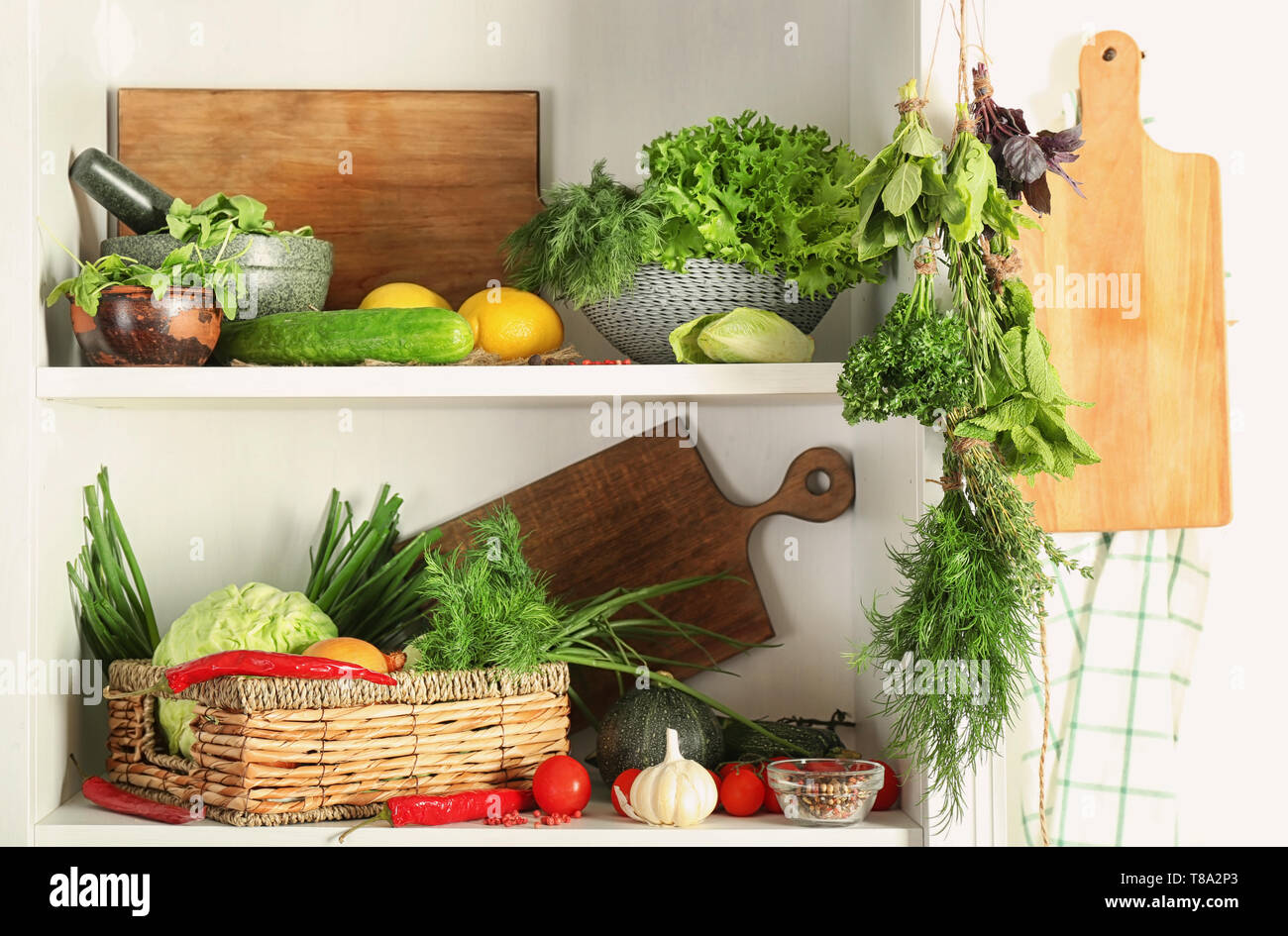 Diverse le erbe fresche con spezie e verdure sugli scaffali Foto Stock