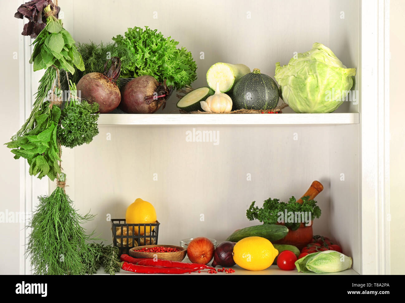 Diverse le erbe fresche con spezie e verdure sugli scaffali Foto Stock