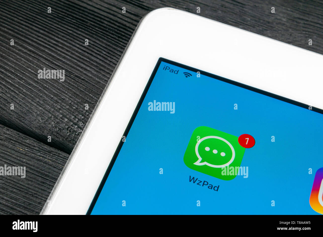 Sankt-Petersburg, Russia, Luglio 6, 2018: Whatsapp (WzPad) messenger icona applicazione su Apple iPad Pro lo schermo dello smartphone di close-up. Whatsapp messenger un Foto Stock