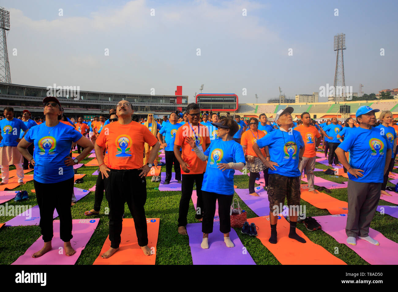 Gli appassionati di Yoga pratica yoga mentre Alta Commissione Indiana a Dhaka celebra la Giornata Internazionale di Yoga a Bangabandhu National Stadium di Dhaka Foto Stock