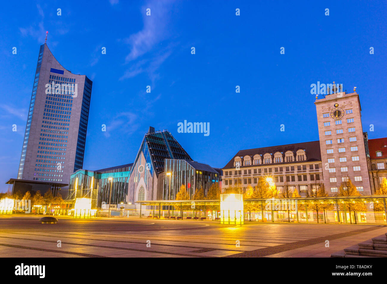 Piazza Augusto a Lipsia di notte. Leipzig, in Sassonia, Germania. Foto Stock