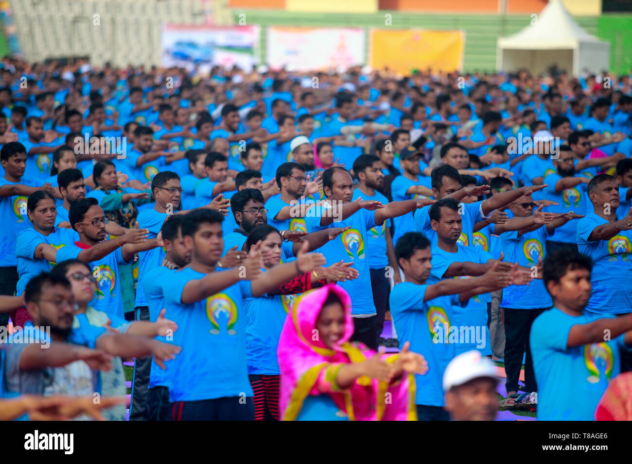 Persone provenienti da diversi percorsi di vita pratica yoga mentre Alta Commissione Indiana a Dhaka celebra la Giornata Internazionale di Yoga a Bangabandhu Nazione Foto Stock