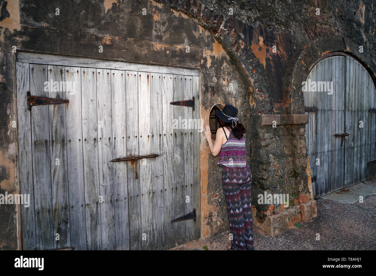 Dalla Vecchia Mura della Citta' nella Vecchia San Juan. Fort San Felipe del Morro, sito storico nazionale di San Juan. San Juan, Porto Rico, Stati Uniti. Foto Stock