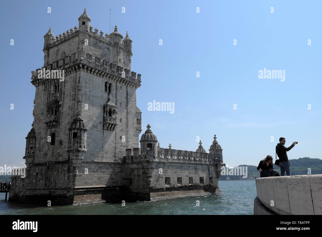 Torre di Belém 16thC portoghese fortezza sul fiume Tago e turistica prendendo selfie fotografia foto in Belem Lisbona Portogallo Europa KATHY DEWITT Foto Stock