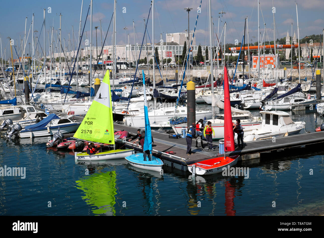 I bambini che imparano a navigare con coloratissime barche a vela a Doca de Belem nel porto di Lisbona Portogallo Europa KATHY DEWITT Foto Stock