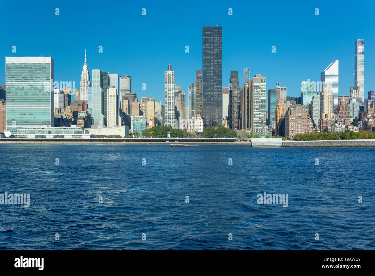 Lo skyline di MIDTOWN EAST RIVER MANHATTAN NEW YORK CITY USA Foto Stock