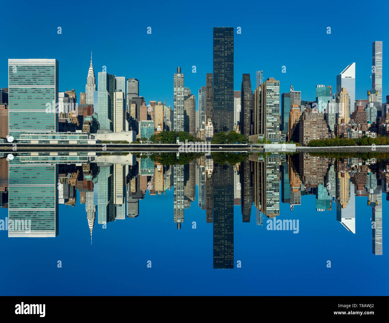 Lo skyline di MIDTOWN EAST RIVER MANHATTAN NEW YORK CITY USA Foto Stock