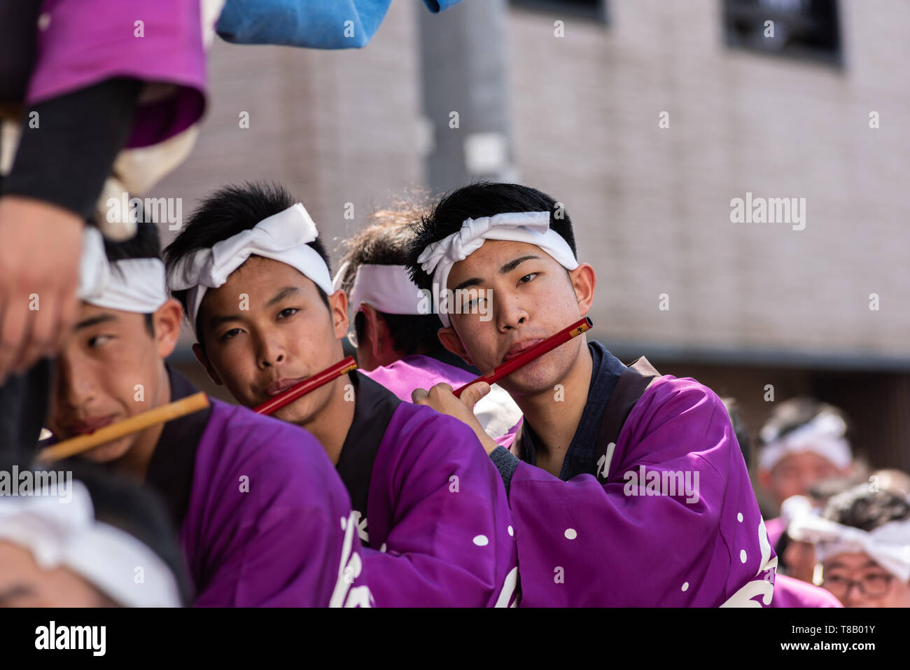Karatsu, Giappone - 5 Maggio 2019 : i giovani uomini in costumi tradizionali suonare il flauto durante la sfilata per celebrare il nuovo di epoca imperiale 'reiwa' Foto Stock