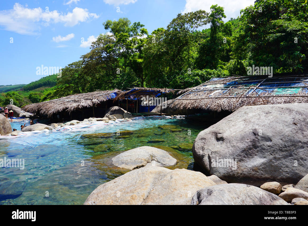 Molla di elefante - belle acque cristalline la molla per il nuoto con le rocce e la montagna in suoi Voi Hue Vietnam famosa spiaggia vacanza turismo Foto Stock