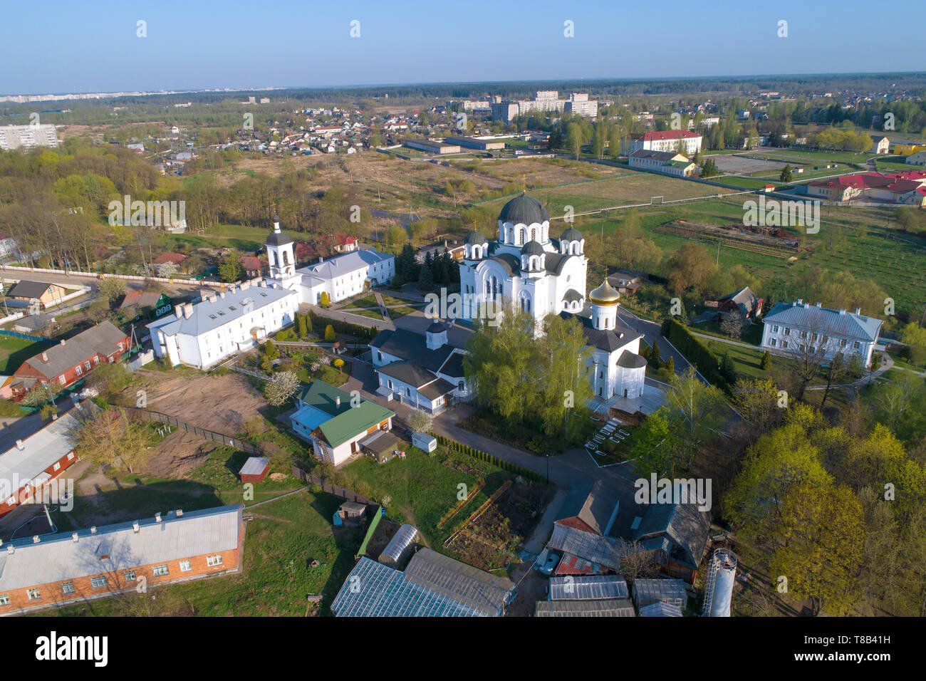 Vista del Savior-Euphrosyne monastero su una soleggiata giornata Aprile (fotografia aerea). Polotsk, Bielorussia Foto Stock