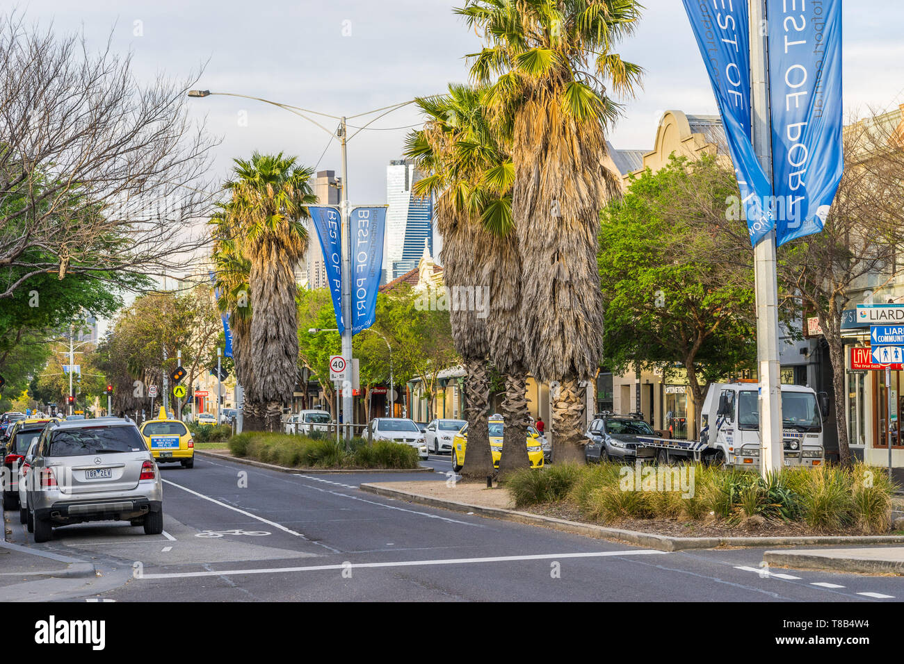 Melbourne, Australia - Bay St - la strada principale per lo shopping nel porto di Melbourne Foto Stock