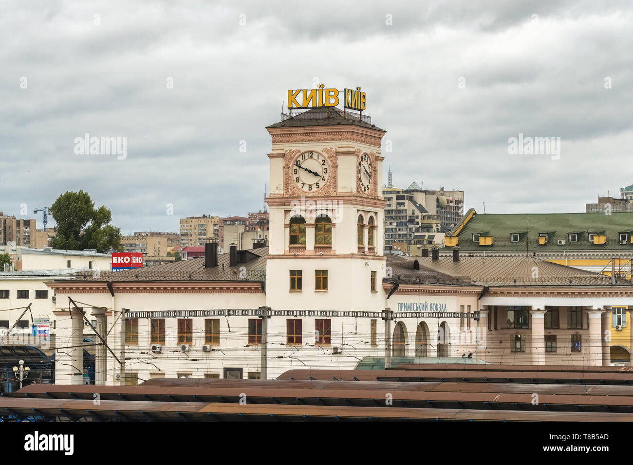 Clock Tower presso la stazione ferroviaria centrale a Kiev, Ucraina Foto Stock