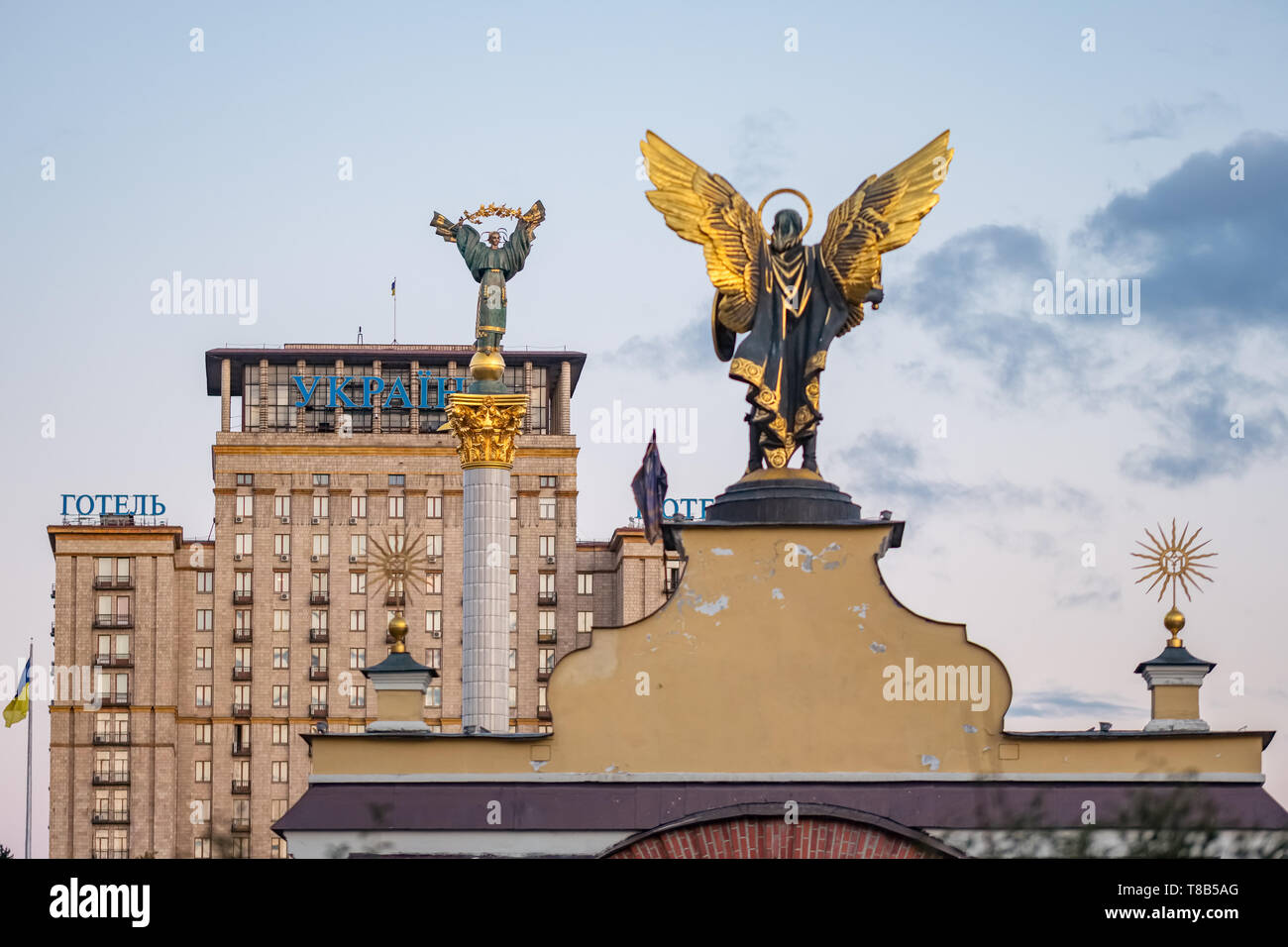 Statua di Berehynia, monumento di indipendenza e la statua di San Michele Arcangelo sulla piazza Maidan a Kiev Foto Stock