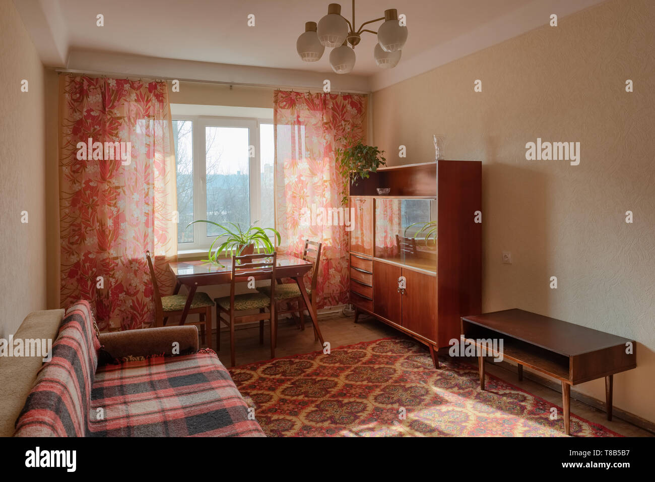 Interno di tipico stile sovietico appartamento. Foto Stock