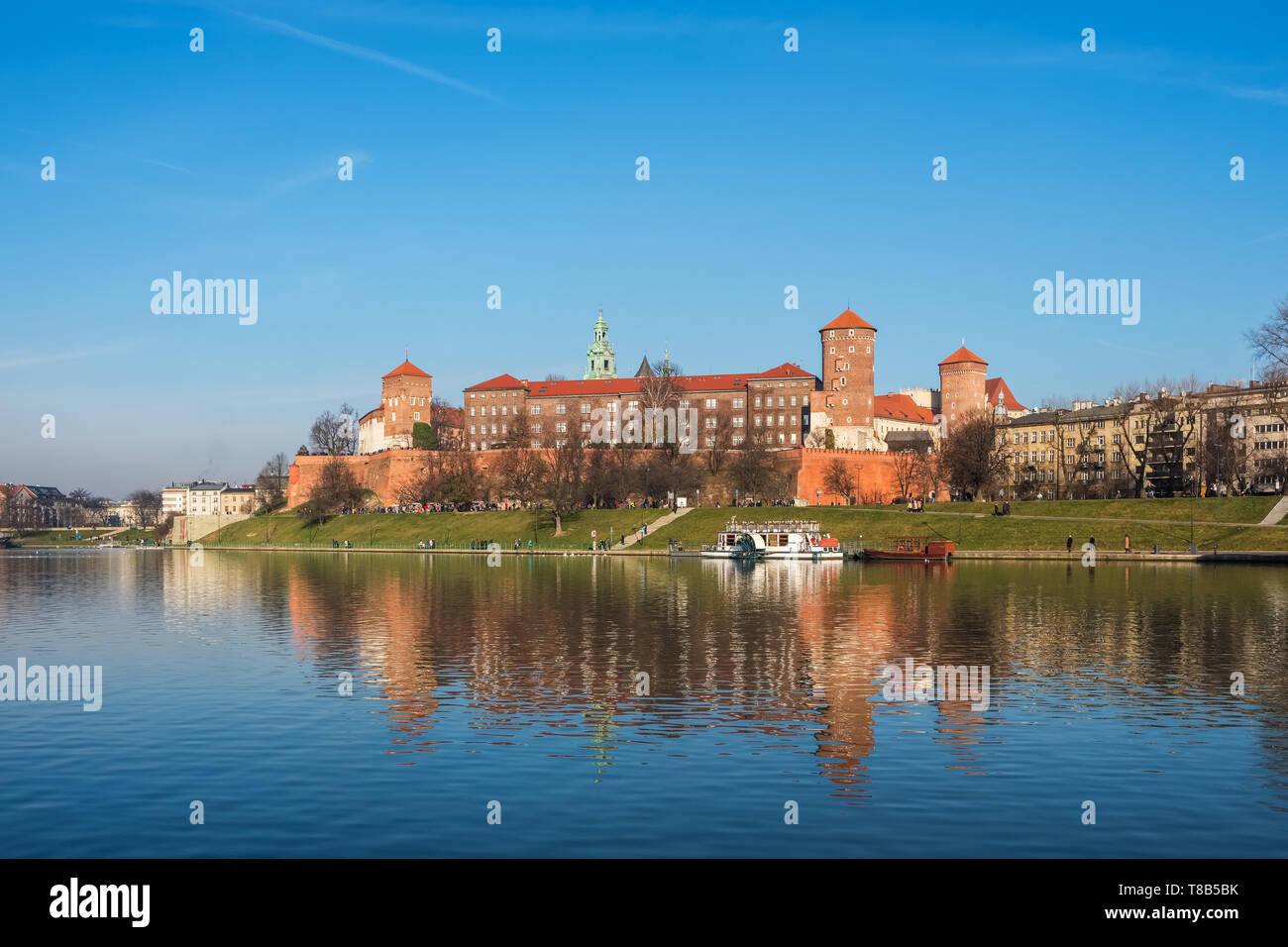 Il castello di Wawel sulla banca del fiume Vistola a Cracovia Foto Stock