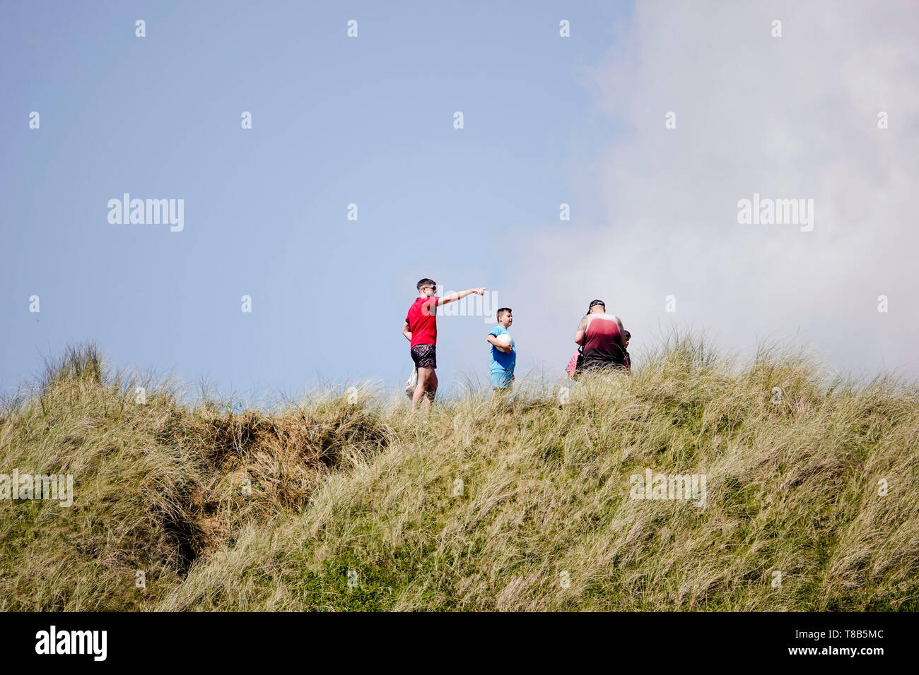 Lads (giovani) scoprire le dune di sabbia a Llangennith beach, Gower peininsula, Galles. Foto Stock