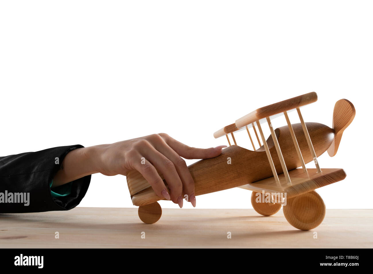 Imprenditrice giocare con un giocattolo aereo. Concetto di azienda startup e il successo aziendale. Isolato su sfondo bianco. Foto Stock