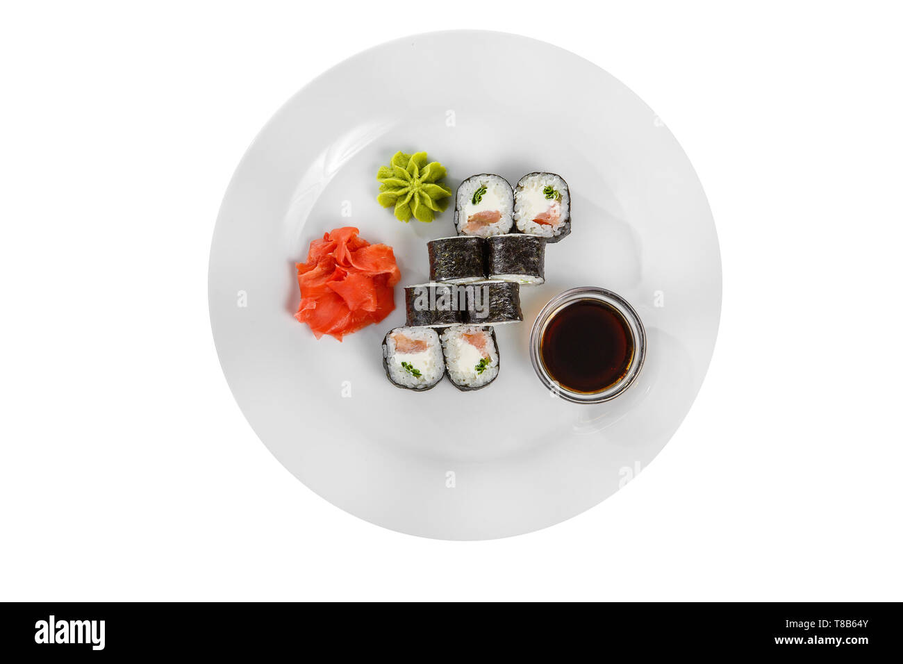 Il Sushi, rotoli, hosomaki con salmone e formaggio Filadelfia, la salsa di soia, marinato zenzero e wasabi, bianco sfondo isolato, vista da sopra Foto Stock