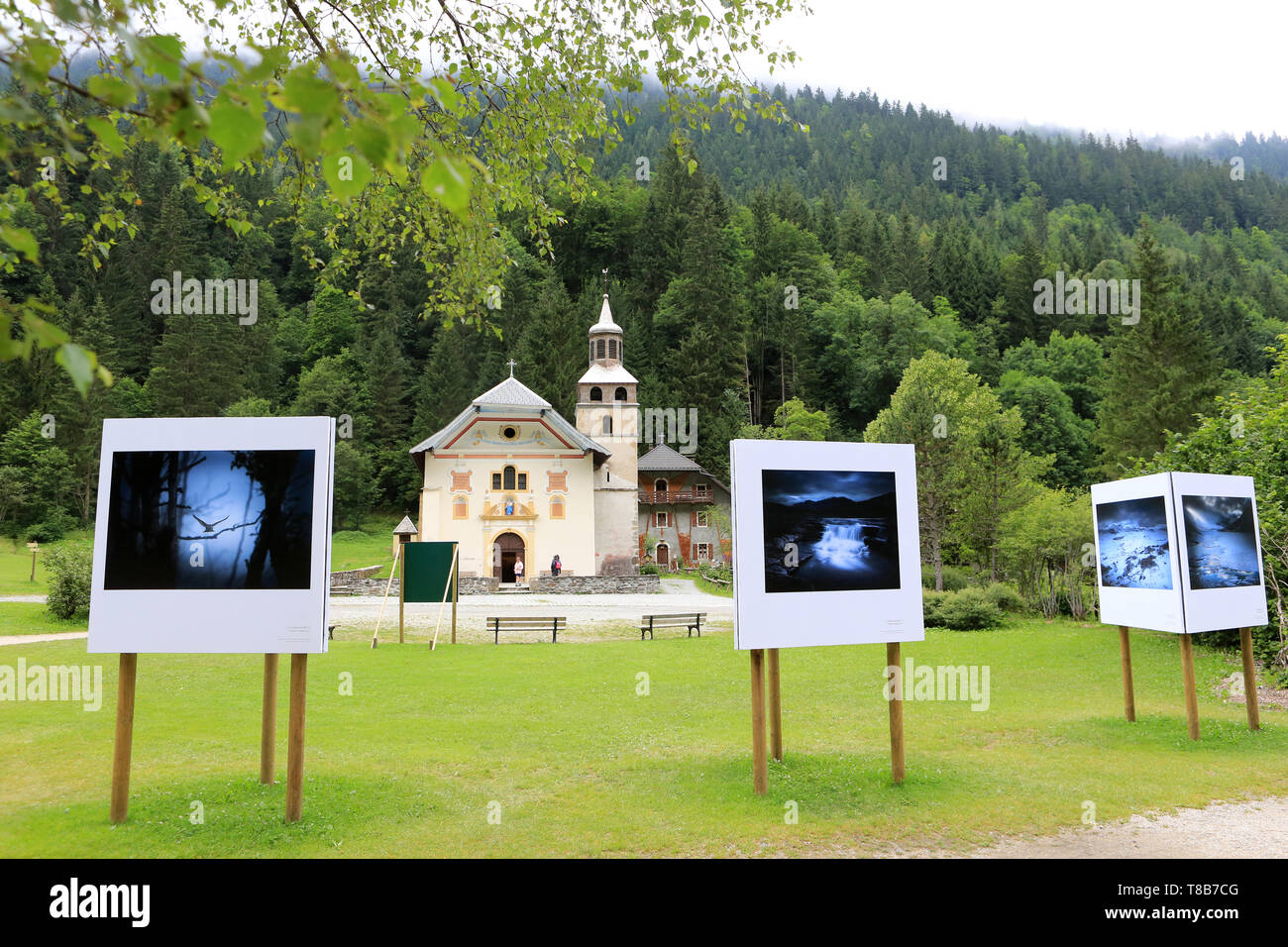 Exposition photographique devant l'église Notre Dame de la Gorge. 4 ÈME Mont-Blanc Foto Festival. Les Contamines-Montjoie. Foto Stock