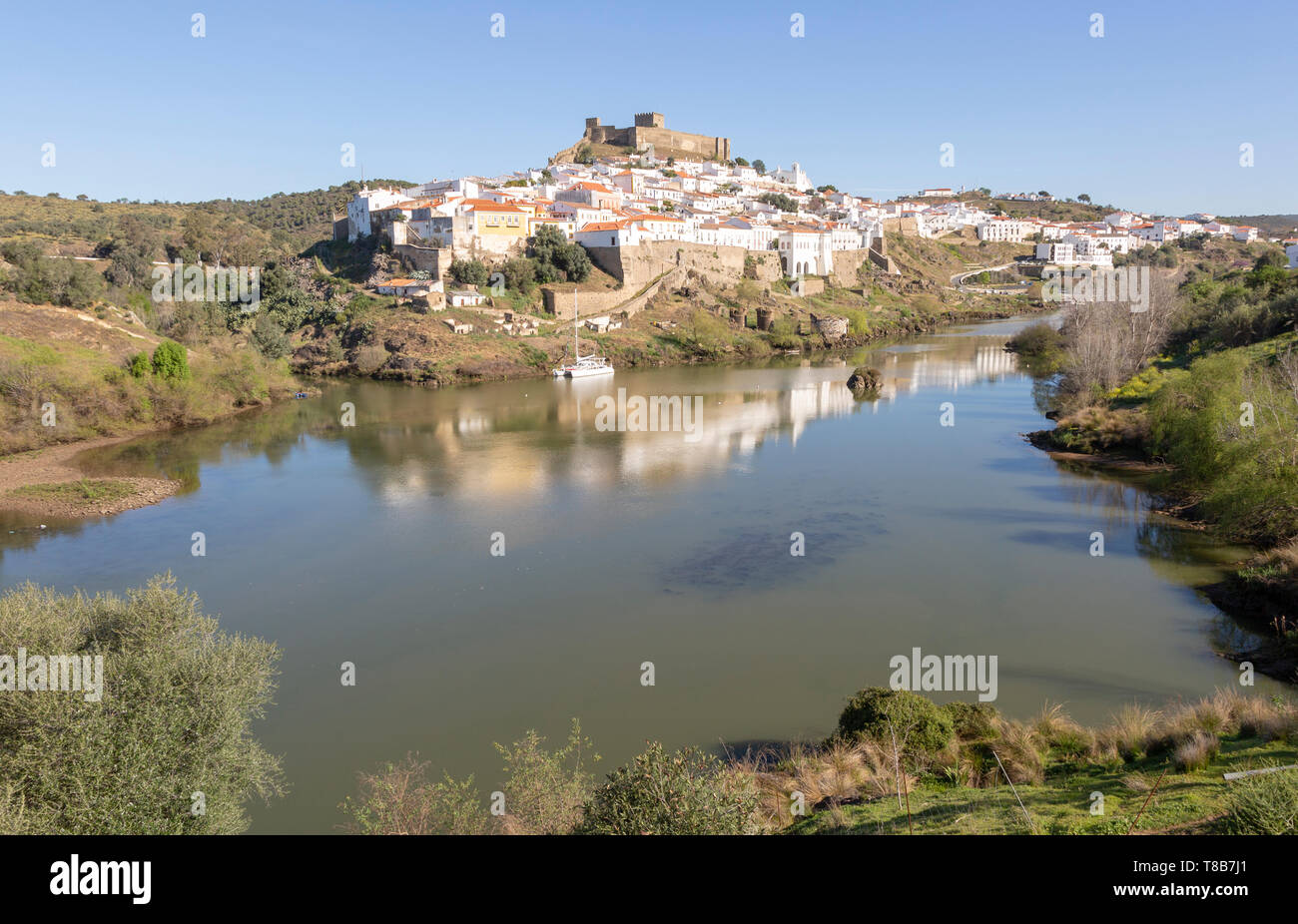 Storica collina fortificata villaggio medievale di Mértola con castello, sulle rive del fiume Rio Guadiana, Baixo Alentejo, Portogallo, Europa meridionale Foto Stock