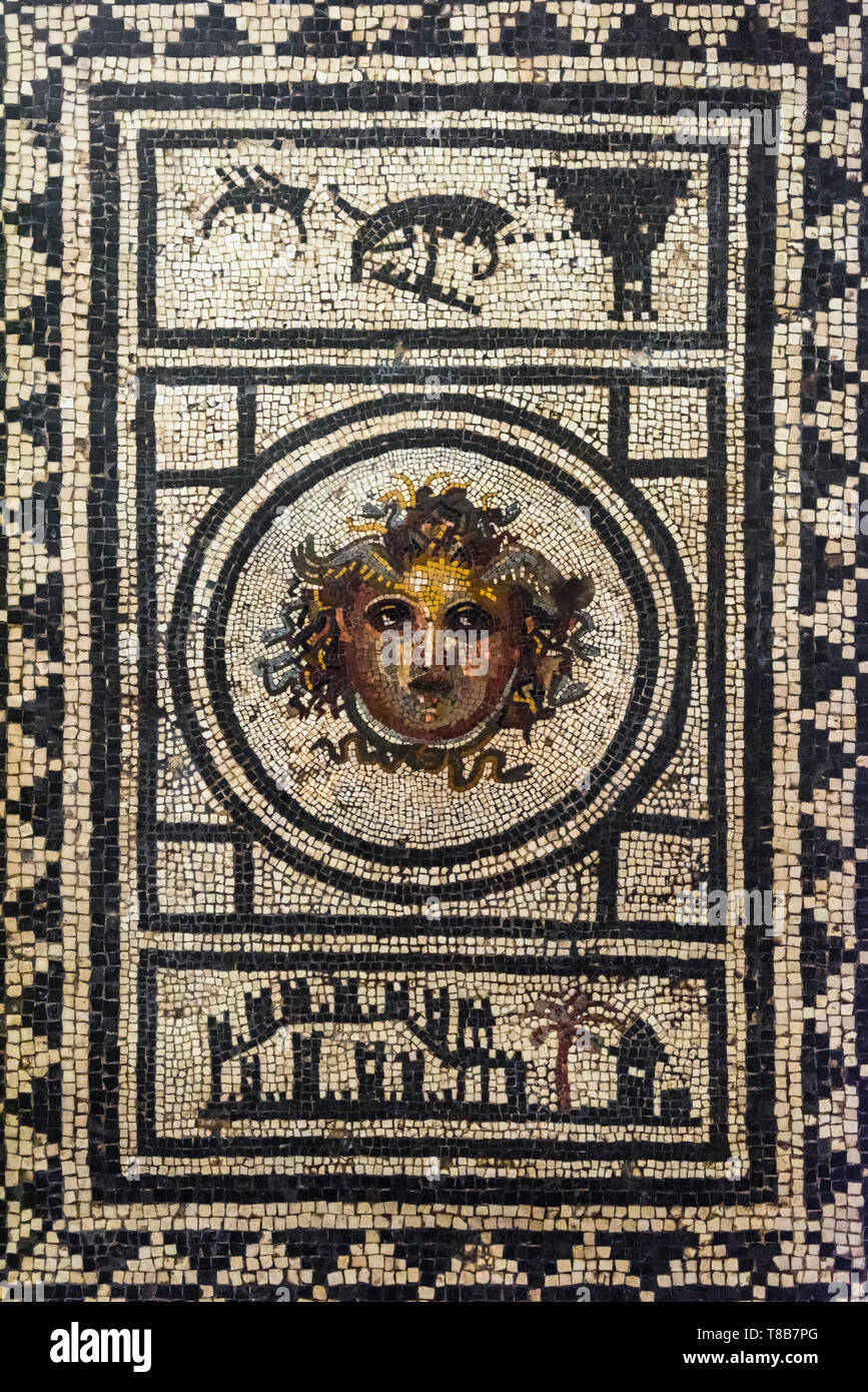 Medusa pavimento a mosaico, Museo Archeologico Nazionale di Napoli, Italia Foto Stock