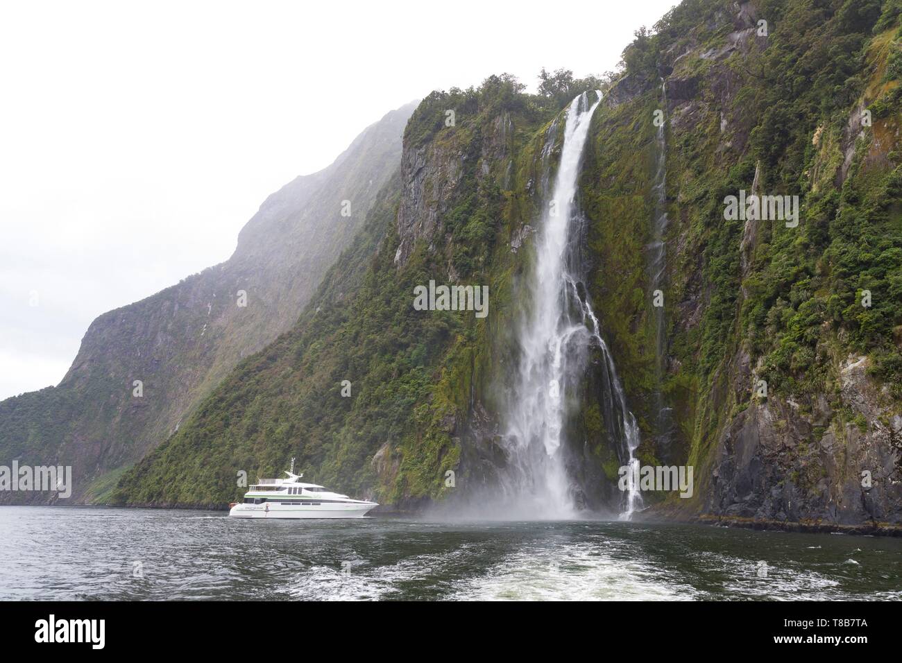 Nuova Zelanda, Isola del Sud, regione del Southland, Parco Nazionale di Fiordland, Sito Patrimonio Mondiale dell'Unesco, cascata di Milford Sound Foto Stock