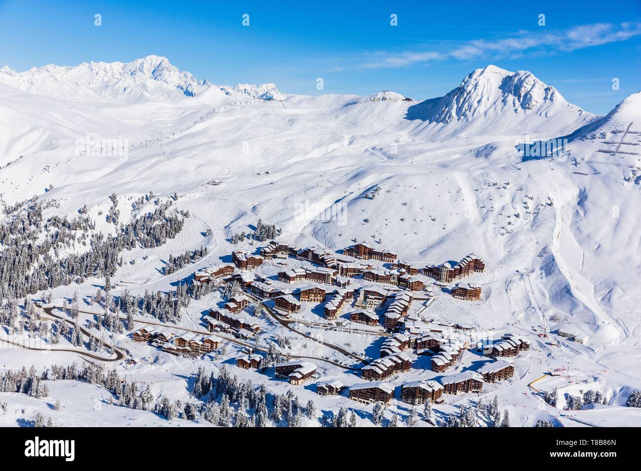 Francia, Savoie, massiccio della Vanoise, valle della Haute Tarentaise, La Plagne, parte dell'area di Paradiski, vista di Belle Plagne e il Mont Blanc (4810m), (vista aerea) Foto Stock